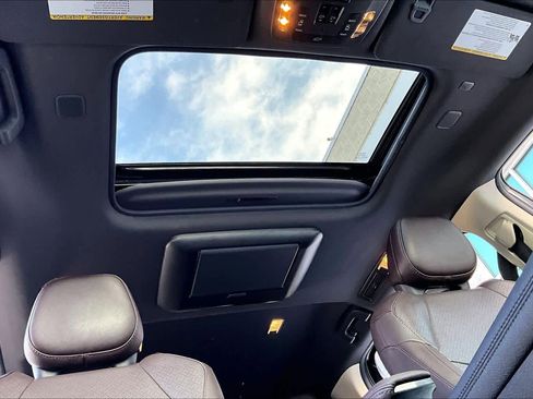 Used 2022 Toyota Sienna Platinum image 14