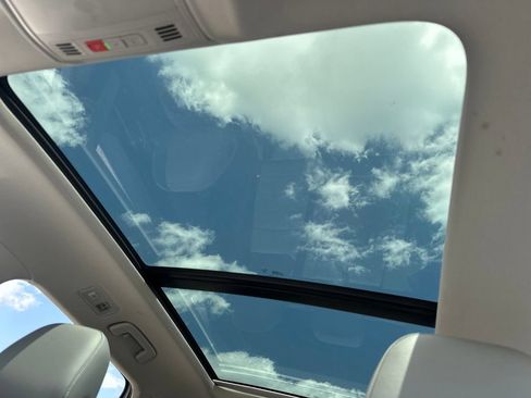 Used 2023 Volkswagen Taos SE w/ Panoramic Sunroof Package FWD image 19
