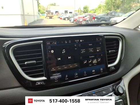 Used 2024 Chrysler Pacifica Touring-L FWD image 20