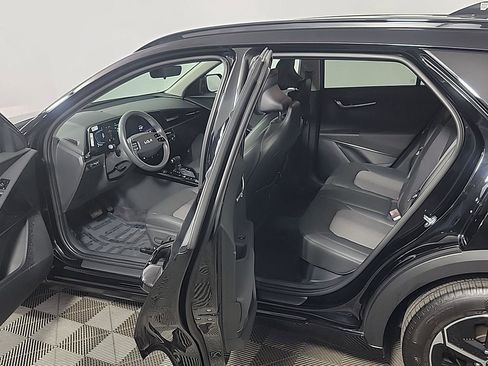 Used 2025 Kia Niro EX image 16