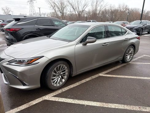 Used 2020 Lexus ES 300h w/ Luxury Package image 2