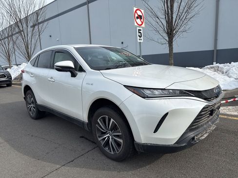 Used 2021 Toyota Venza LE image 3