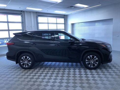 Used 2022 Toyota Highlander XLE image 36