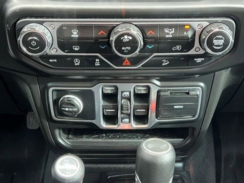 Used 2020 Jeep Wrangler Unlimited Sahara image 29