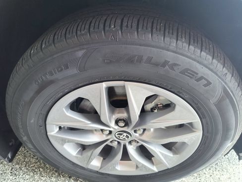Used 2024 Toyota Sienna XLE FWD image 42