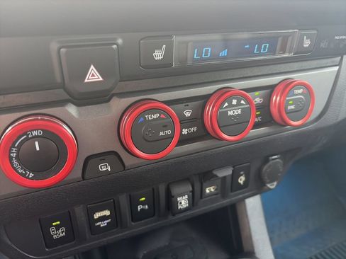 Used 2020 Toyota Tacoma TRD Sport w/ TRD Premium Sport Package AWD/4WD image 24
