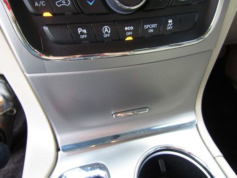 Used 2018 Jeep Grand Cherokee Laredo image 18