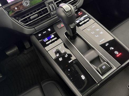 Used 2023 Porsche Macan AWD/4WD image 34