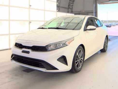 Used 2022 Kia Forte LXS w/ LXS Technology Package FWD image 2