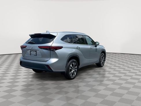 Used 2021 Toyota Highlander XLE AWD/4WD image 10