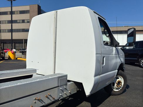 Used 2011 Ford E-450 and Econoline 450 Super Duty image 6