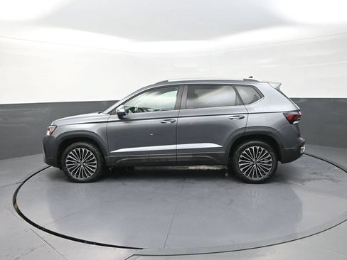 Used 2026 Volkswagen Taos SE FWD image 4