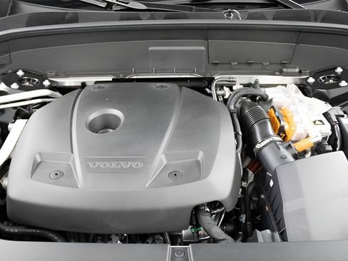 Certified 2025 Volvo XC90 T8 Plus image 13