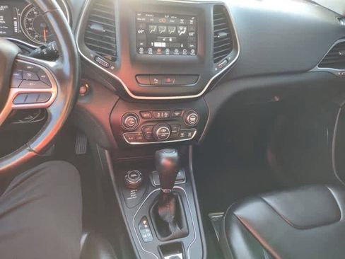 Used 2019 Jeep Cherokee Latitude Plus w/ Comfort/Convenience Group image 8