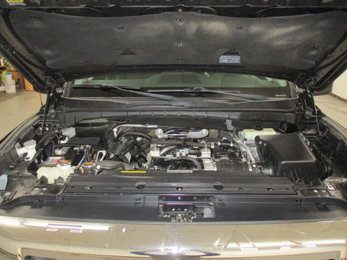 Used 2017 Nissan Titan SV image 11