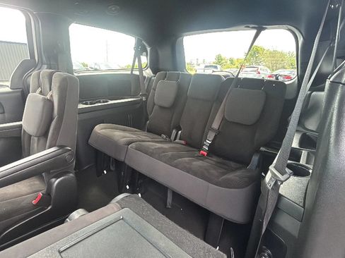 Used 2019 Dodge Grand Caravan SE FWD image 19