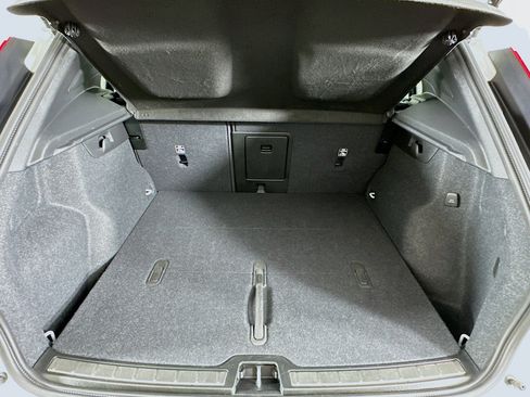Used 2025 Volvo XC40 B5 Plus image 30