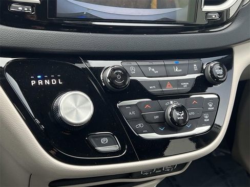 Used 2024 Chrysler Pacifica Touring-L image 20