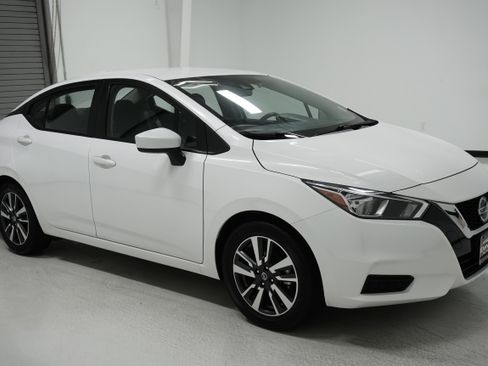 Used 2022 Nissan Versa SV image 3