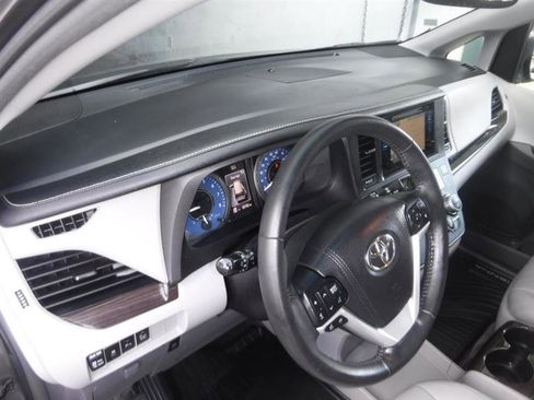 Used 2017 Toyota Sienna AWD image 26