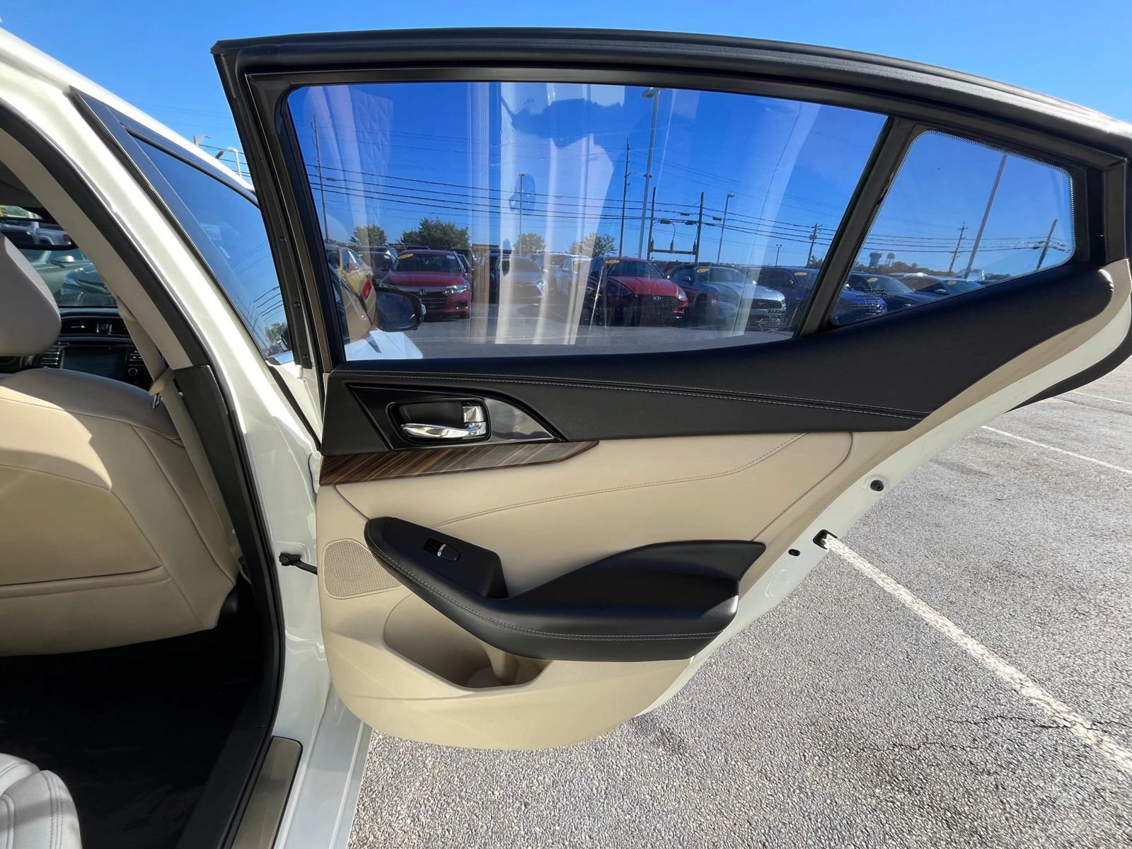 Used 2016 Nissan Maxima Platinum FWD image 40
