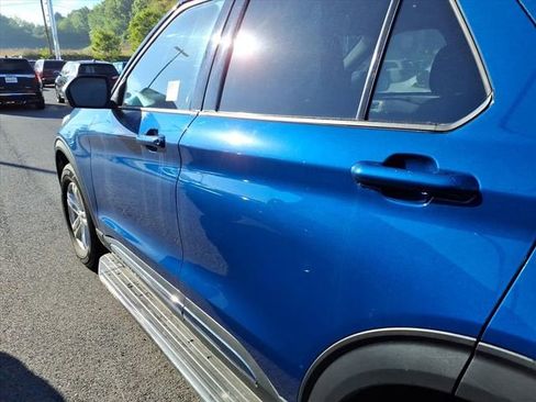 Used 2023 Ford Explorer XLT AWD/4WD image 10