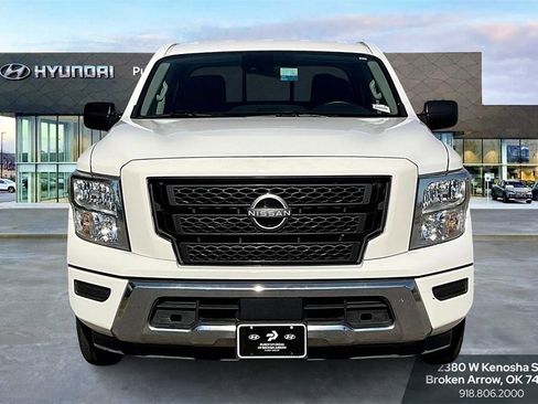Used 2023 Nissan Titan SV image 3