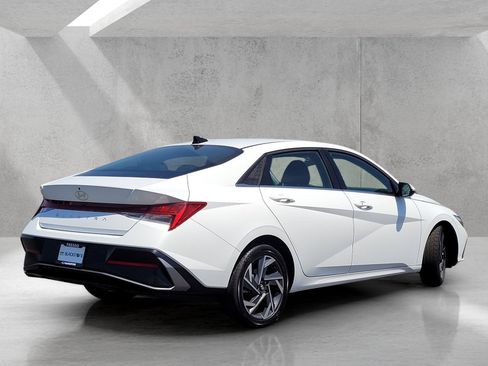 Used 2025 Hyundai Elantra SEL FWD image 5