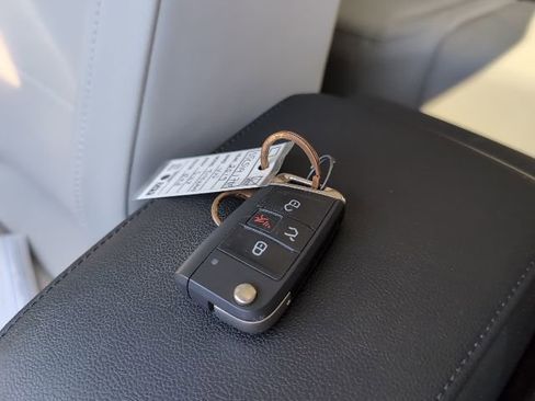 Used 2019 Volkswagen Tiguan SE image 29