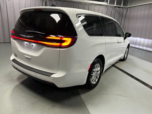 Used 2024 Chrysler Pacifica Touring-L FWD image 7