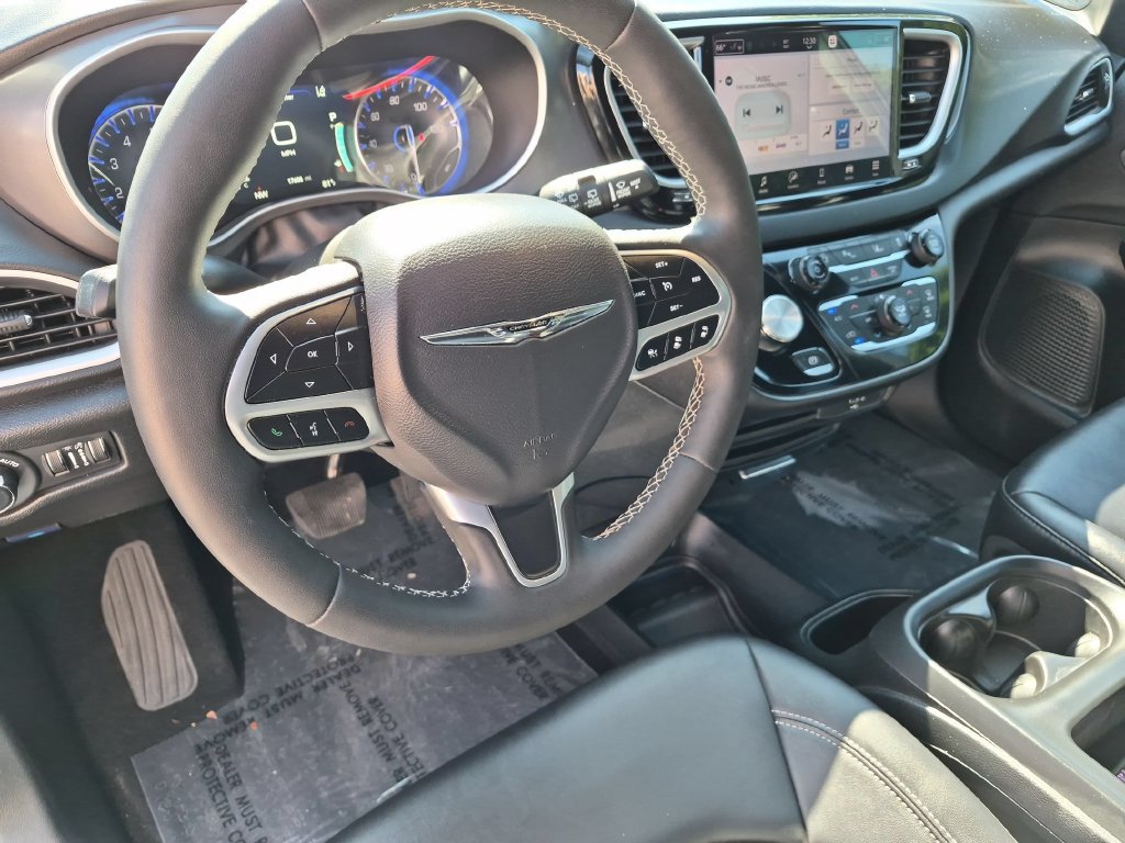 Used 2026 Chrysler Pacifica Select FWD image 15