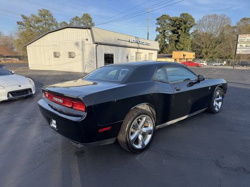 Used 2014 Dodge Challenger SXT RWD image 6