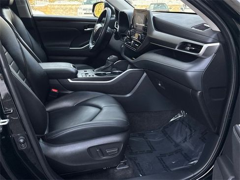 Used 2023 Toyota Highlander XLE image 12