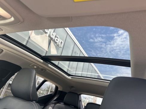 Certified 2025 Volvo XC40 B5 Plus AWD/4WD image 27