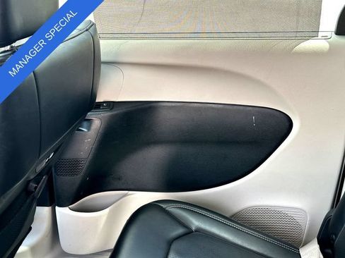Used 2023 Chrysler Pacifica Touring-L FWD image 21