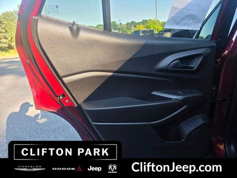 Used 2025 Chevrolet Trax LT FWD image 12