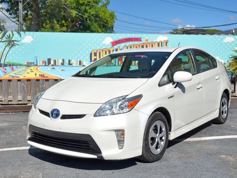 Used 2015 Toyota Prius Three image 2
