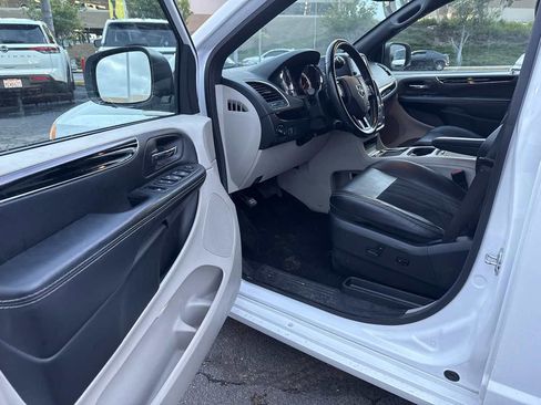 Used 2019 Dodge Grand Caravan SXT image 9