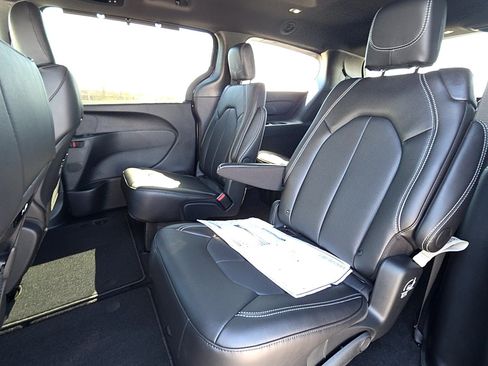 New 2026 Chrysler Pacifica Select image 10