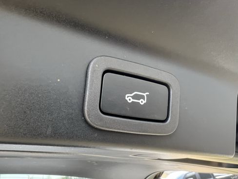 Used 2019 Jaguar F-PACE Premium image 37