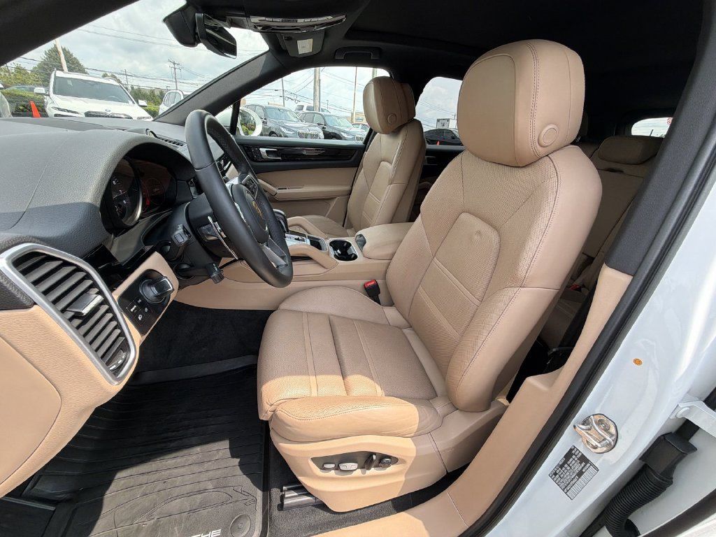 Used 2023 Porsche Cayenne AWD/4WD image 19