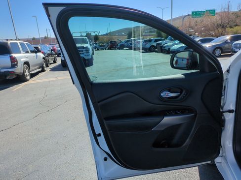 Used 2019 Jeep Cherokee Overland w/ Technology Group image 12