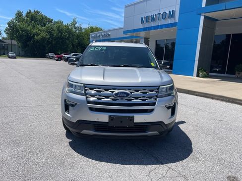 Used 2019 Ford Explorer XLT w/ Equipment Group 202A FWD image 2