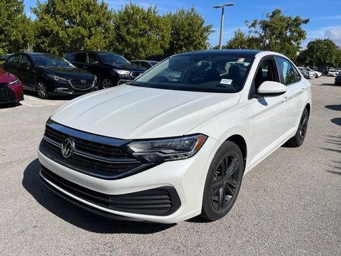 Used 2023 Volkswagen Jetta SE image 2