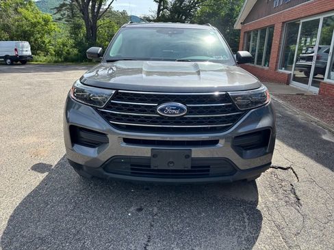 Used 2023 Ford Explorer XLT AWD/4WD image 3