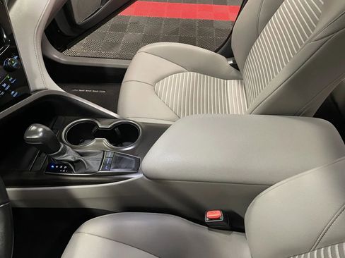 Used 2024 Toyota Camry SE w/ Convenience Package image 33