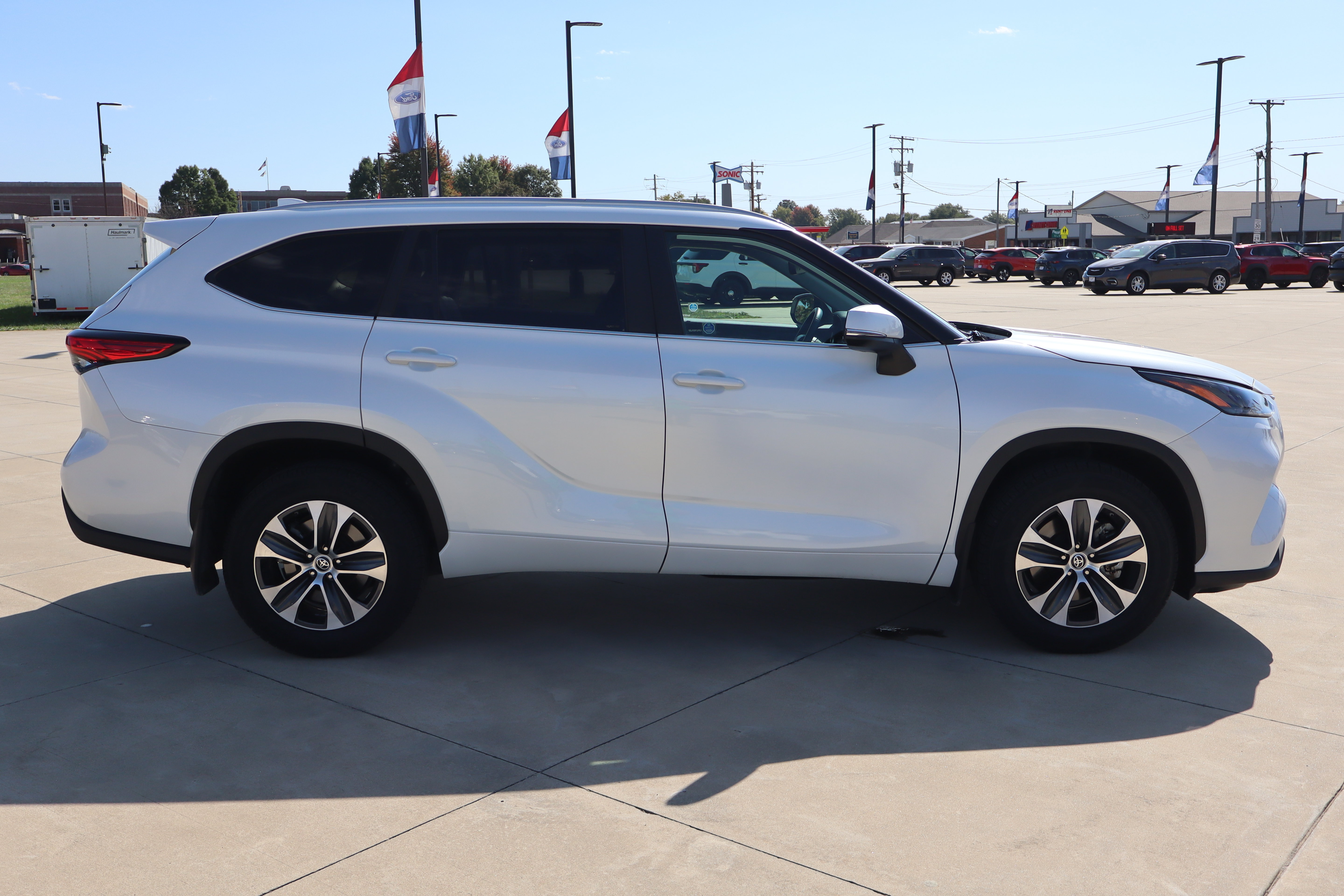 Used 2023 Toyota Highlander XLE AWD/4WD image 4