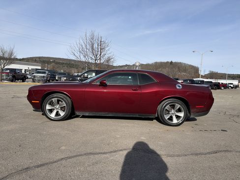Used 2019 Dodge Challenger SXT image 9