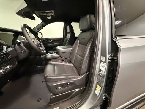 Used 2025 GMC Yukon XL Denali AWD/4WD image 12