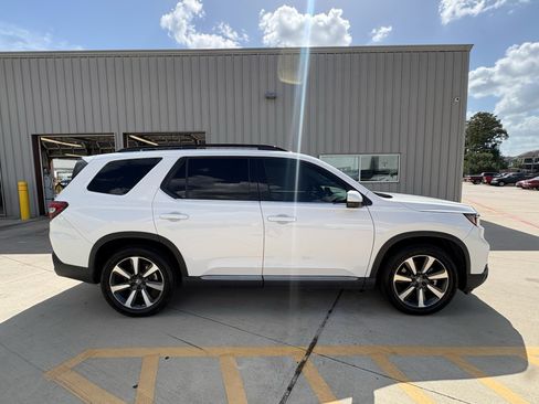 Certified 2024 Honda Pilot Touring image 9